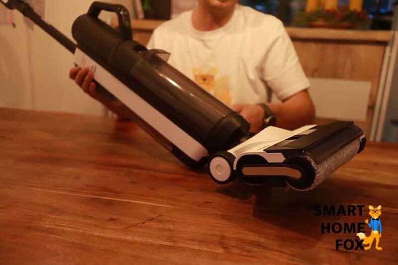 Man sieht, wie sich die Bürste des Tineco Floor One S5 Combo bei einem hohen Neigungswinkel hebt.